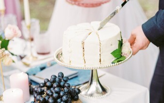 Ženich vymáchal nevěstě obličej ve svatebním dortu. Ta šla a okamžitě zažádala o rozvod 