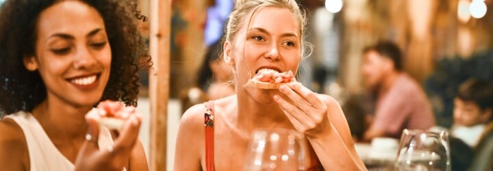 Ženu překvapil nesmyslný poplatek v restauraci. Naúčtovali jí 300 korun za použití držáku na kabelku