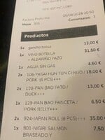 Ženu překvapil nesmyslný poplatek v restauraci. Naúčtovali jí 300 korun za použití držáku na kabelku