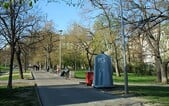 Ženu v Praze znásilnila parta mužů. V centru a za denního světla