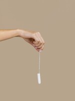Ženy kvůli chudobě používají tampon déle a riskují své zdraví, uvádí studie