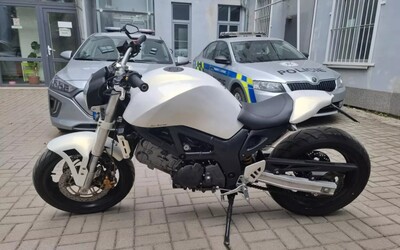 Ženy nafingovaly loupež na benzince v Praze, jedna z nich si za ukradené peníze koupila motorku