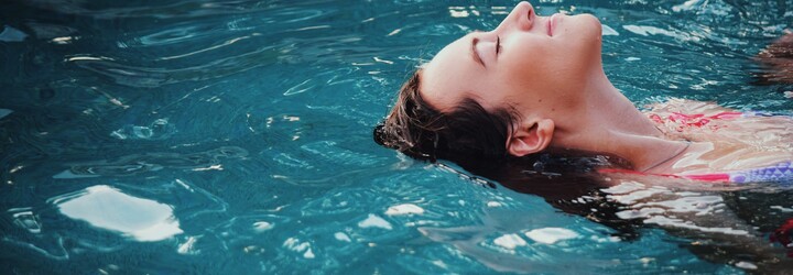 Ženy v Berlíně budou moci do bazénů bez horního dílu plavek
