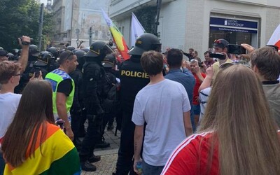 Zhruba 50 odpůrců LGBT komunity narušilo pochod v Plzni. Museli zasáhnout těžkooděnci