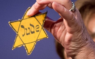 Židovská hvězda na covidových protestech je neúctou. V Německu volají po zákazu jejího zneužívání 