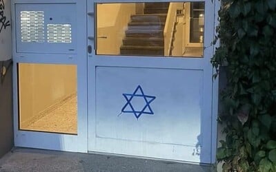 Židovské domy a podniky v Nemecku niekto označuje Dávidovými hviezdami. Tento symbol používali nacisti za čias Hitlera