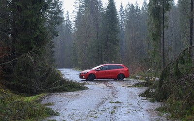 Zima je späť: Slovensko dnes zasiahne mohutná víchrica aj nebezpečný orkán. V týchto regiónoch dosiahne rýchlosť vyše 95 km/h