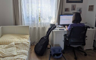 Život s rodičmi po 30-tke? Denis prestal randiť, Jana s partnerom prespávala na gauči v obývačke