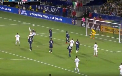 Zlatan Ibrahimovič vstřelil fantastický gól výstavními nůžkami. Divákům vytřel zrak a brankáři nedal šanci