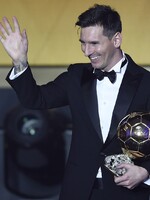 Zlatú loptu udeľujú až o týždeň, no mal by ju vyhrať Messi. Sám zverejnil na Instagrame video predošlých víťazstiev