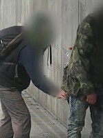 Zloděj okradl v Brně opilého muže, který podřimoval vestoje. Při činu jej zachytila kamera