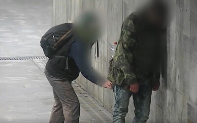 Zloděj okradl v Brně opilého muže, který podřimoval vestoje. Při činu jej zachytila kamera