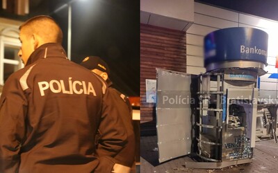 Zlodeji z odpáleného bankomatu ukradli takmer 150-tisíc eur, oznámila polícia. Páchatelia sú stále na úteku