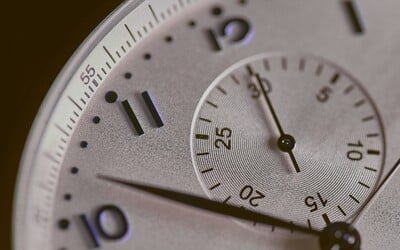 Změna času na letní se blíží. Podívej se, kdy si máš přeřídit hodinky