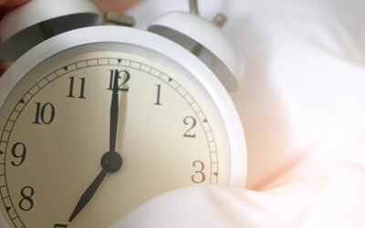 Změna času už je skoro tady. Kdy se vyspíš o hodinu méně?
