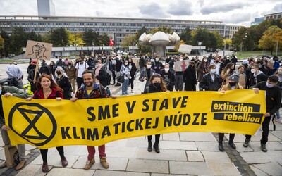 Zmeňme systém, nie klímu, vravia štrajkujúci študenti a aktivisti v šiestich slovenských mestách 