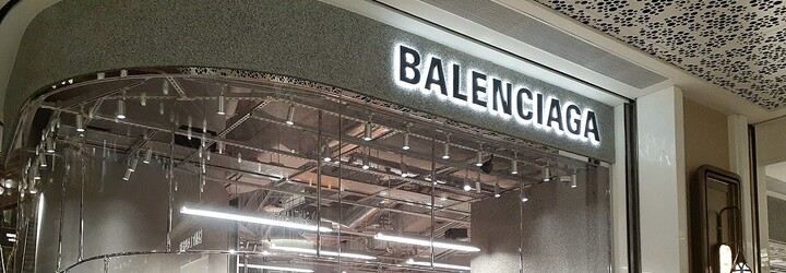 Značka Balenciaga vymazala všetky svoje príspevky na sociálnych sieťach. Čo tým sleduje?