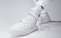 Značky Adidas a Prada predstavili minimalistické tenisky v bielej a čiernej farbe. Doplnili ich o vrecko s logom módneho domu