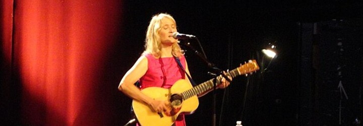 Známá americká zpěvačka Jill Sobule zahynula při požáru domu. Bylo jí 66 let