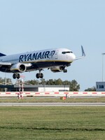 Známa letecká spoločnosť chce obmedziť alkohol na letiskách. Na jednu osobu odporúča len dva drinky