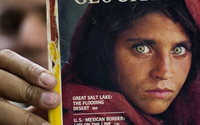 Známe afganské dievča z obálky National Geographic evakuovali do Talianska. Utiekla pred Talibanom