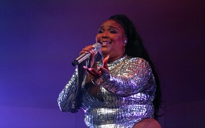 Známu americkú speváčku Lizzo žalujú jej bývalí spolupracovníci. Obvinili ju zo šikany a z obťažovania