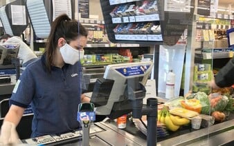 Zo slovenského trhu sťahujú chipsy aj praclíky. Na výrobkoch môžu byť čierne škvrny, hrozí aj podráždenie úst