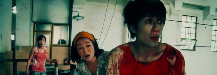 Zombie komedie z Japonska využívá šílené dějové zvraty. Vydělala už tisícinásobek rozpočtu a na Rottenech má 100 %