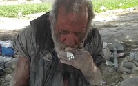 Zomrel 94-ročný Iránec známy ako „najšpinavší muž sveta“. Prvýkrát sa umyl len pred pár mesiacmi, lebo sa bál choroby