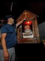 Zomrel známy lovec duchov. V čase smrti cestoval s hororovou bábikou Annabelle