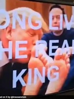 Zosmiešňujúce video Trumpa, ktorý bozkáva nohy Elona Muska, sa objavilo na obrazovkách vládnej budovy