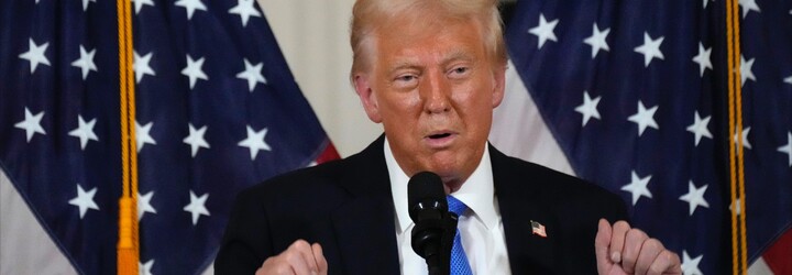 Zosmiešňujúce video Trumpa, ktorý bozkáva nohy Elona Muska, sa objavilo na obrazovkách vládnej budovy