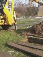 Zesnulé ve slovenském městě pohřbívají tak, že je zasypávají bagrem 