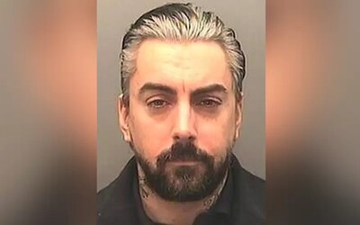 Zpěvák Ian Watkins byl ve vězení pobodán. Odpykává si 29 let za sexuální zneužívání dětí