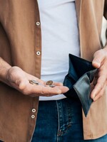 Způsobuje ti nakupování dárků finanční úzkost? Dej si pozor na tyto myšlenky