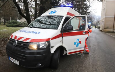 Zrejme podgurážený pacient zaútočil na posádku záchranky: Lekára udrel do brucha, záchranárku kopol do tváre