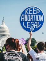 Zrušení práva na přerušení těhotenství v USA by mohlo ovlivnit i přístup k umělému oplodnění