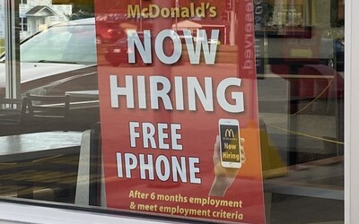 Zúfalé prevádzky McDonald's ponúkajú novým zamestnancom iPhone zadarmo, ak v práci vydržia viac ako pol roka