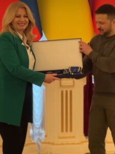 Zuzana Čaputová dostala v Kyjevě od Zelenského nejvyšší státní vyznamenání