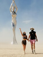 Zuzka a Šimo boli na Burning Man: Pobehujú okolo vás nahí ľudia, peniaze tu nemajú žiadnu hodnotu (Rozhovor)