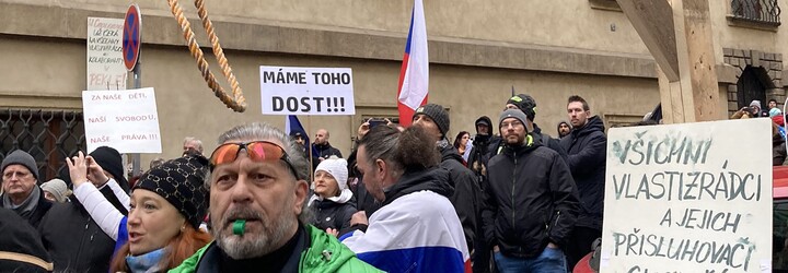 Zveřejněné adresy desítek poslanců, nahlášená bomba ve Sněmovně. Tak probíhá jednání o novele pandemického zákona