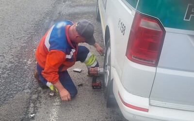 Zvyčajne pomáhajú oni, teraz policajtom s defektom pomohol okoloidúci šofér. Zachránil ich, keď nemohli vymeniť koleso