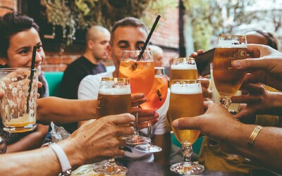 Zvyšuje pití alkoholu pravděpodobnost nákazy koronavirem?
