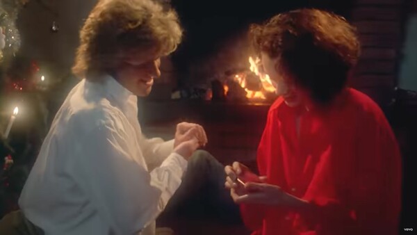 Jedna z odrhov... najobľúbenejších hitov Vianoc je nesporne aj Last Christmas od Wham! Videoklip k piesni nás zavedie na hory za partiou šantiacich kamarátov. Aký dar venoval v klipe George Michael svojej osudovej láske?