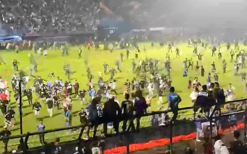 VIDEO: Fanúšikovia sa udusili alebo ich pošliapali. Najmenej 174 obetí si vyžiadali potýčky na futbalovom zápase v Indonézii.