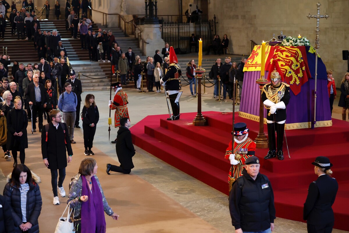 Ľudia si uctievajú pamiatku pri rakve s telesnými pozostatkami zosnulej britskej kráľovnej Alžbety II. vo Westminster Hall, najstaršej časti Westminsterského paláca v Londýne 18. septembra 2022.