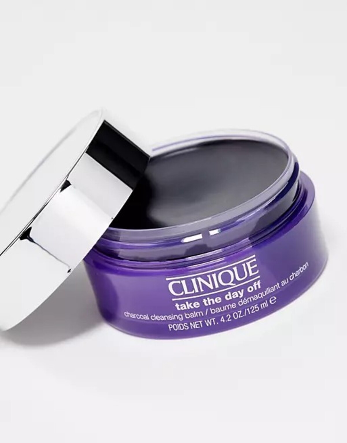 Clinique Take The Day Off Charcoal Cleansing Balm Makeup Remover: Balzamový odličovač, ktorý bez problémov zvládne dlhotrvajúci mejkap aj vodoodolnú špirálu. Miesto 46 € teraz zaplatíš 32,20 €.