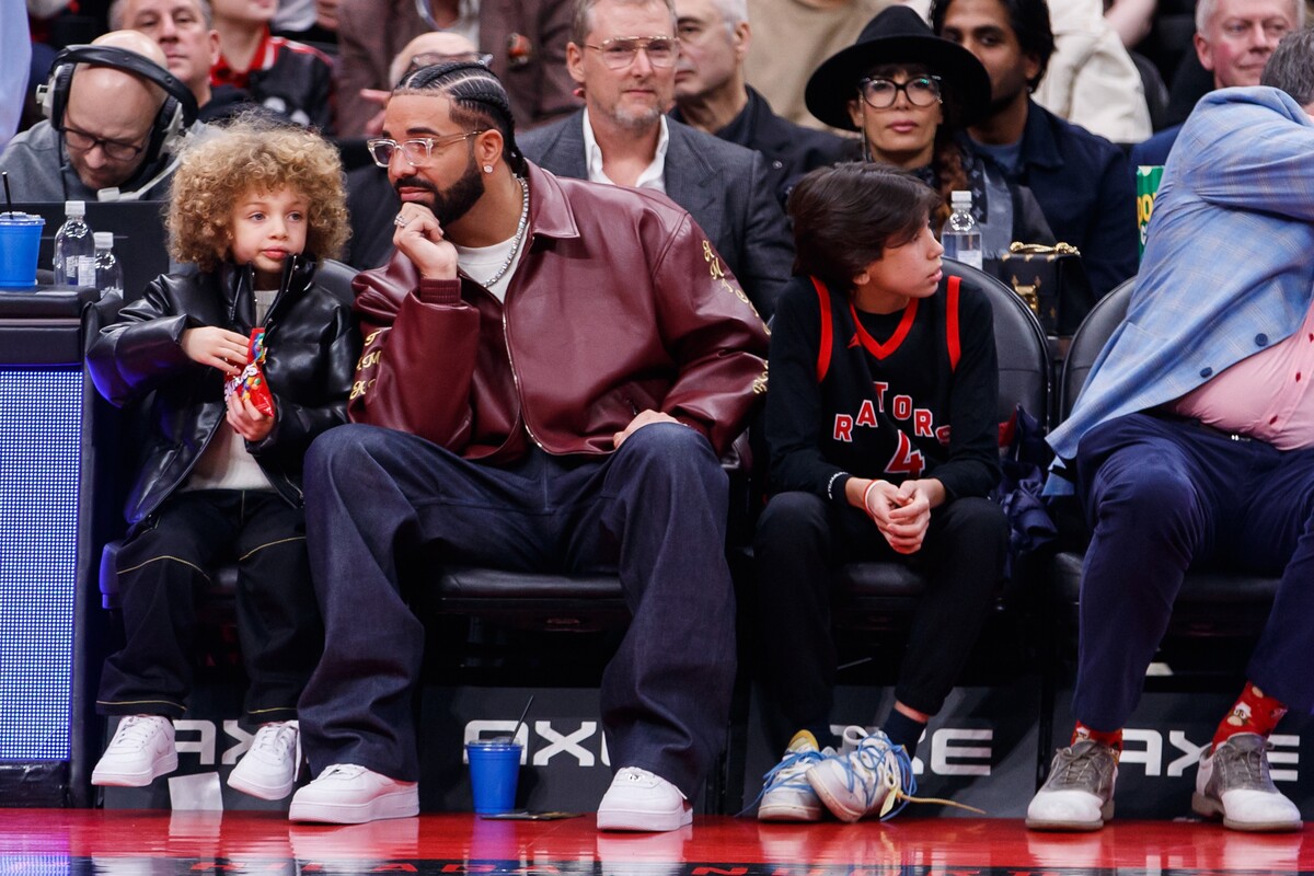 Drizzy na zápase NBA po boku svojho syna Adonisa.