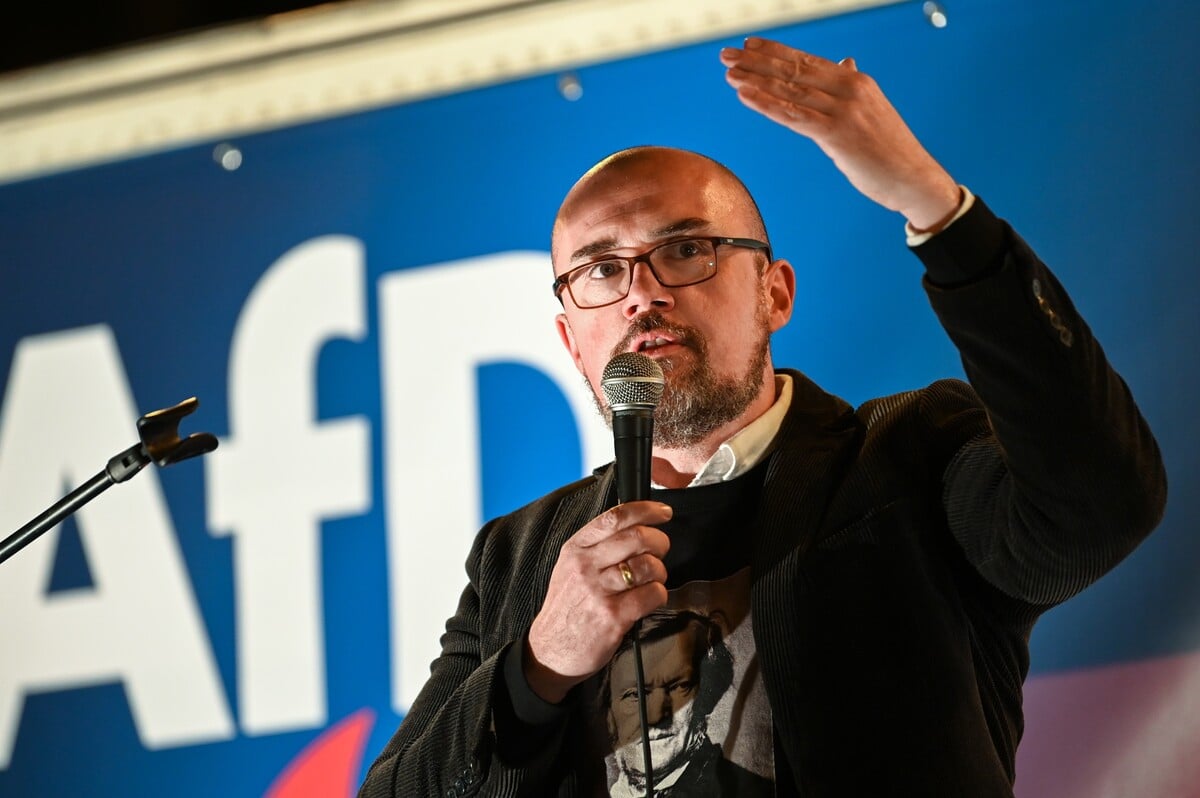 Na archívnej snímke z 24. novembra 2022 podpredseda AfD Hans-Thomas Tillschneider gestikuluje na zhromaždení v nemeckom meste Halle.