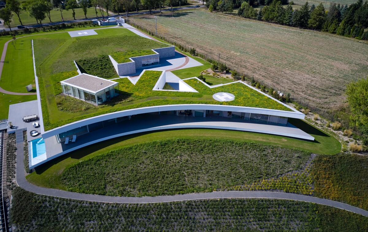 Takto vyzerá ultramoderný dom blízko Varšavy na fotografii z dronu.